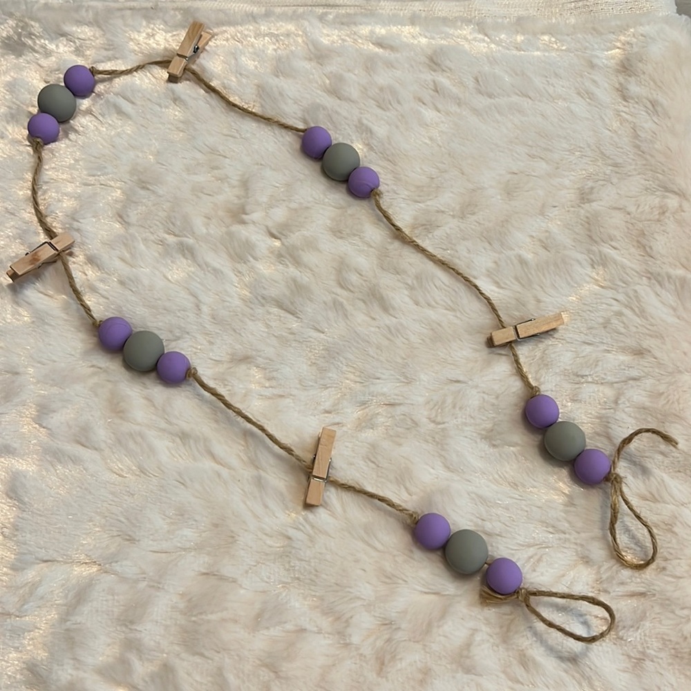 Picture holder bead garland